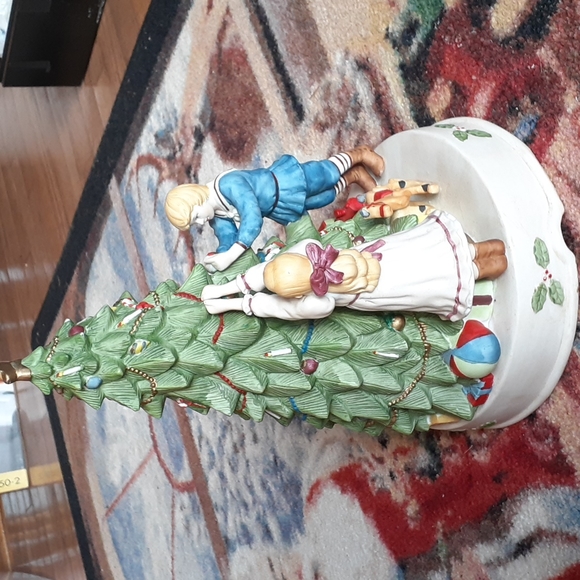 San Francisco Music Box Co. 1989 ceramic "decorating the tree" music box. - Picture 7 of 16